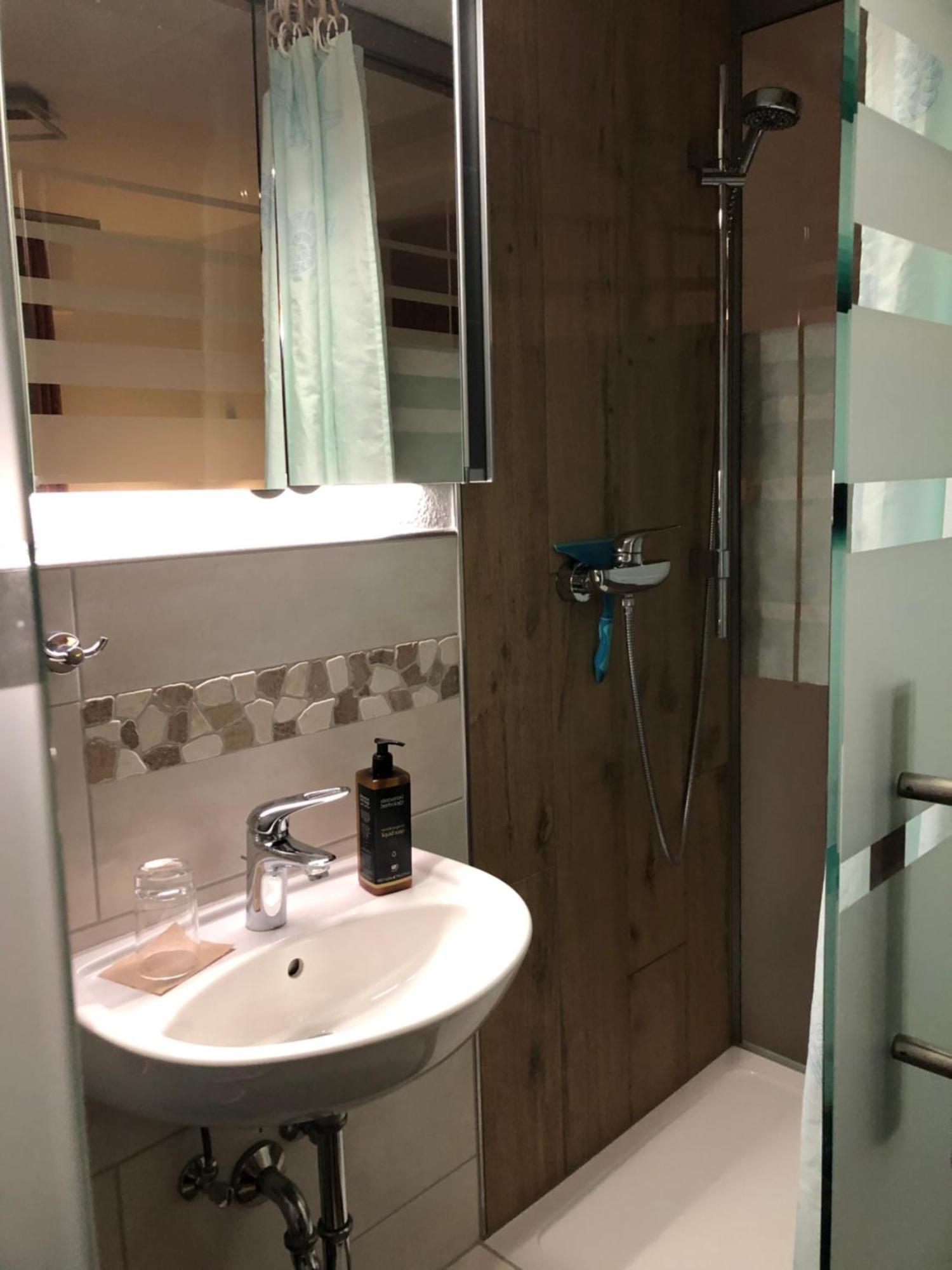 Aussichtszimmer Mit Modernem Glasbad Und Balkon Кобленц Екстериор снимка